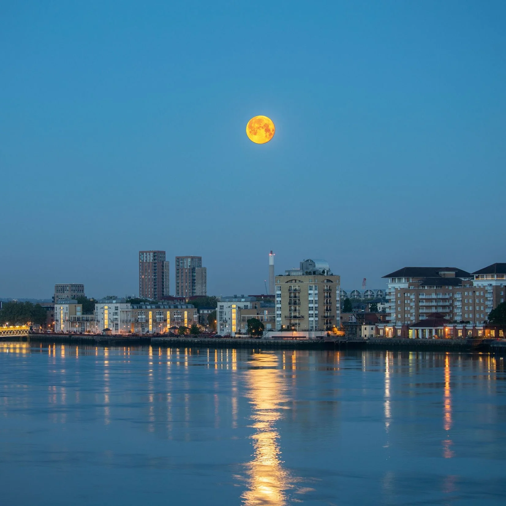 Early rising at 3.30am to capture full moon photos 
