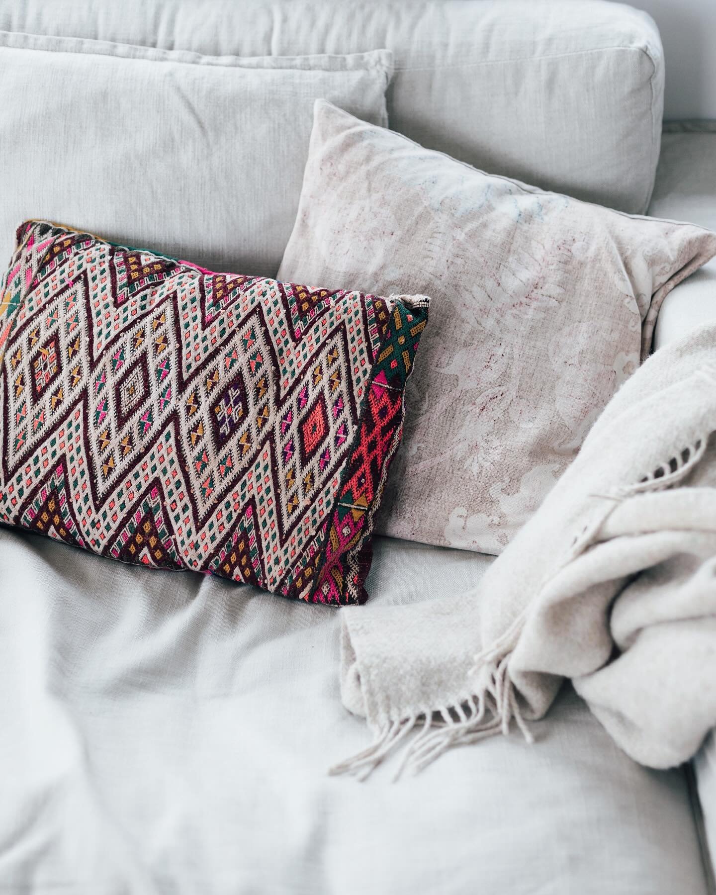 Some cosy mood from my Swedish house since it&rsquo;s December&hellip;.and the last of my roses if you swipe left :) 🤍
.
. 
 
 #magic_in_the_details #brusselsphotographer #smallmomentsofcalm 
 #alliseeispretty #mynordichome #seekinspirecreate #howel