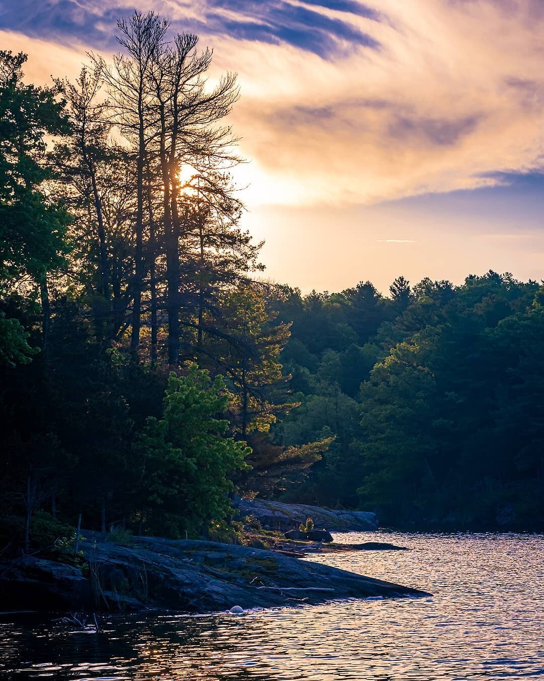 🌲🌳🌄🌞 Here Comes the Sun!! The morning sun rises over the rocks and water and behind the trees on the shores of Threshold Forest. The trees are nearly fully leafed now. Summer is just around the corner! 🌞🌳🌲💚👍
.
.
.
.
.
#outdoors #outdoorphoto