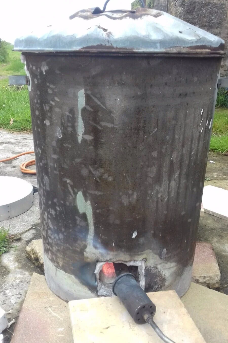 5. Another hole near the base of the kiln allows a Raku burner to heat the kiln.