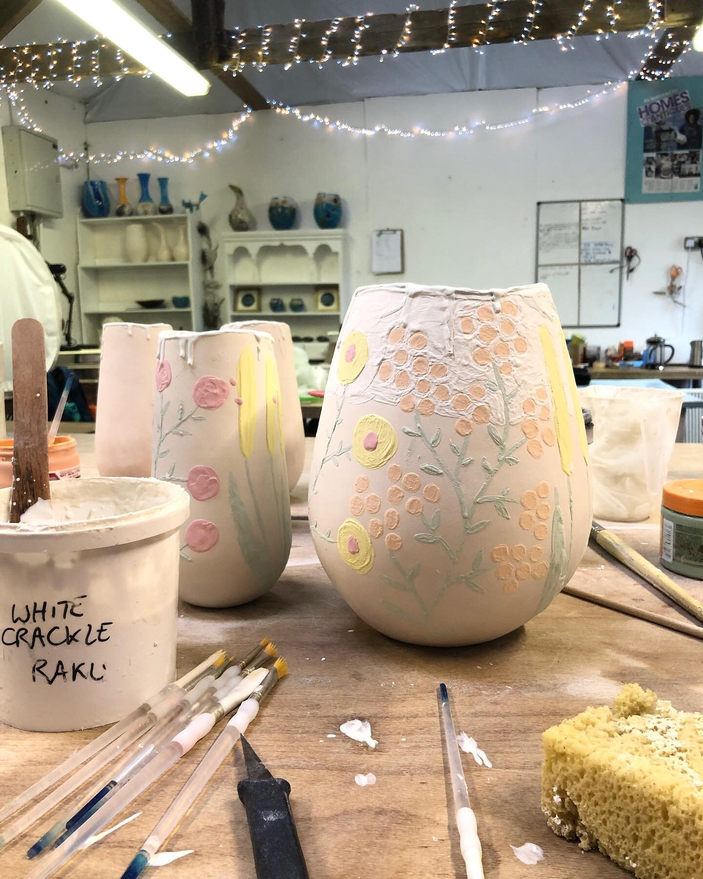 Glazing day in the studio ⭐️

#raku #rakuceramics #ceramics 
#lovecornwall 
#lucktaylorceramics