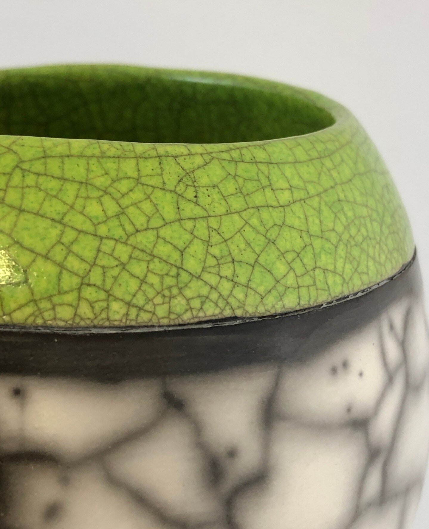 💚 New lime green glaze on this round sea and cliffs pot. I'm loving it and so pleased at how it turned out. I made this piece especially for The Colour Green spring show @besidethewavegallery in Falmouth.⁠
⁠
#thecolourgreen #besidethewavegallery #sp