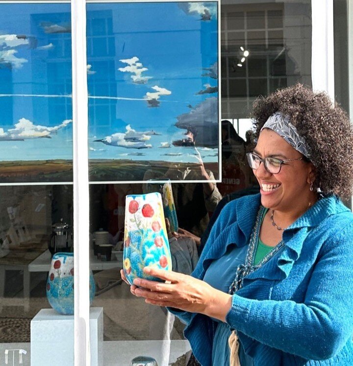 Thanks to Luke @besidethewavegallery for this great shot of me holding one of my Wild Cornwall pots in front of the wonderful window display he created for The Colour Green Show on now.⁠
⁠
It was a perfect spring day...I didn't even need my coat!⁠
⁠
