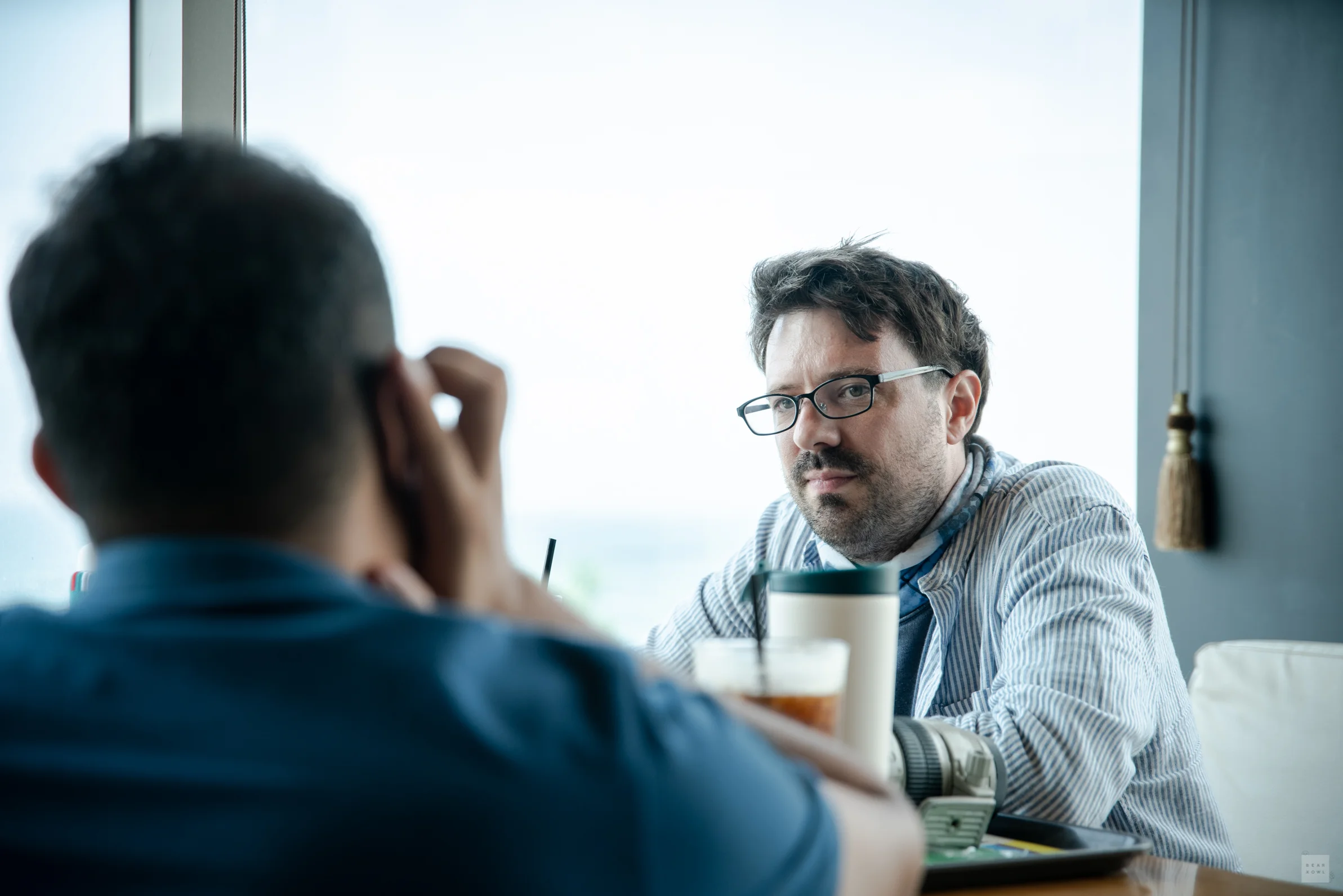 Neil and M discussing the refugee issue on Jeju. Photograph by Hankyul Kim © 2018