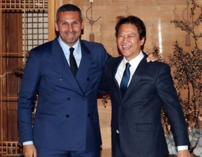 Khaldoon Khalifa al-Mubarak of Abu Dhabi, left, chief of Abu Dhabi’s Organization & Administration Department, meets with Presidential Chief of Staff Im Jong-seok (Yonhap)