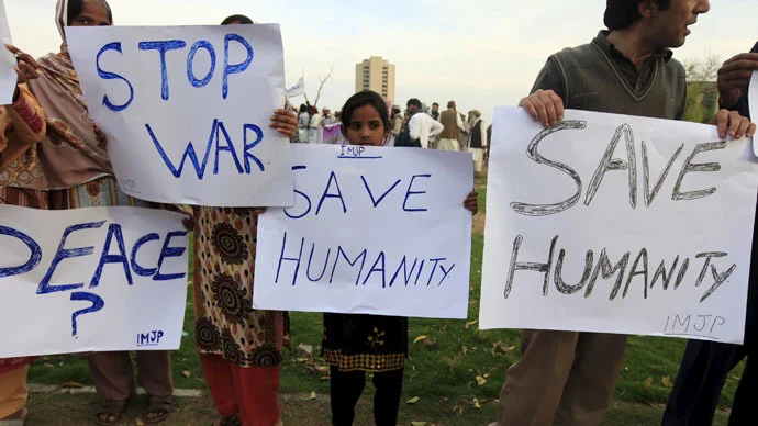 Members of International Movement for Justice and Peace (IMJP) hold placards demanding peace in Yemen during a demonstration in Islamabad March 30, 2015. (Reuters/Faisal Mahmood) © Reuters