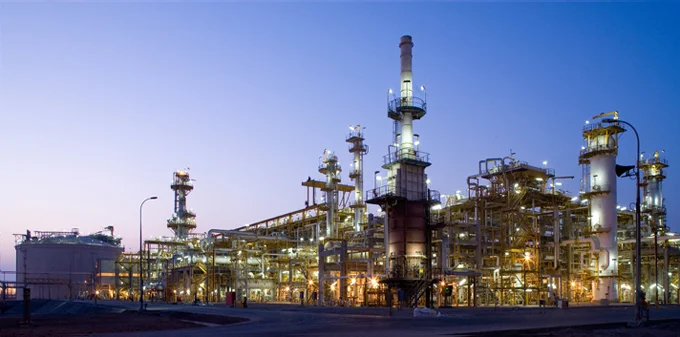 Train 1 of the Yemen LNG plant at night - http://afaq.total.com/afaq2/desc.aspx?AId=15&issue=4