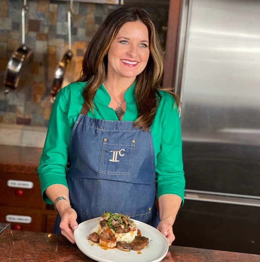 My green top matches the garnish💁🏻&zwj;♀️
I realized this as I finished plating Callison Ranch Beef Shanks with Mushrooms.💚
&bull;
Filming three recipes today with @oklahomabeef under the terrific direction of Brooke @ruralgoneurban. Hanging out w