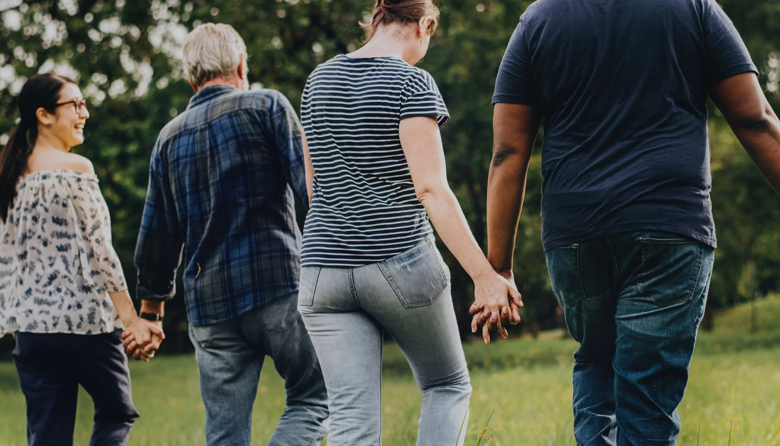 adults-bond-bonding-1629283.jpg