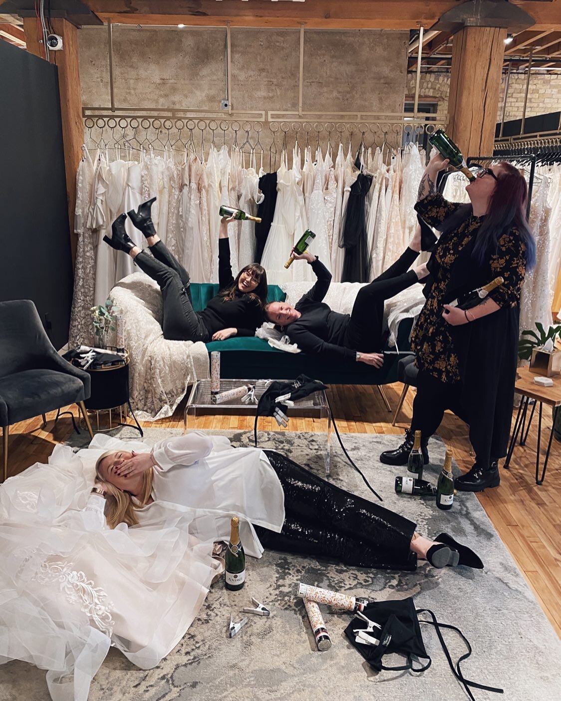 WHAT A WEEKEND 👏🏼🥳🎉

this year&rsquo;s black friday sample sale is officially in the books! this was our busiest + best sample sale yet and let me tell you&hellip; we are exhausted! 😴

in just 4 days we were able to pair dozens of brides with th