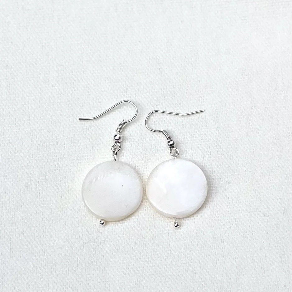 Mother of pearl round earrings