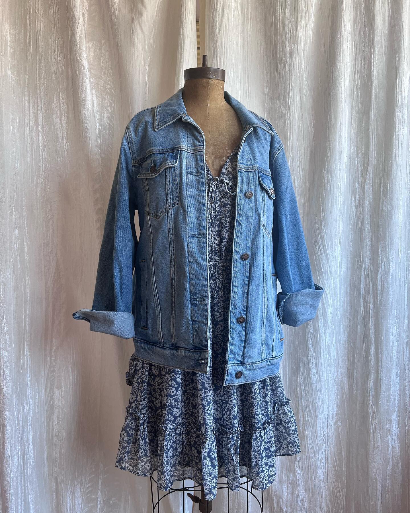 Highlighting some cute recently SOLD items! What do you want to see drop next?! Let us know in the comments!! Still some items left online at www.moxieandmine.com from the recent drop, too 💗💗💗 

#ygkshopping #vintageshop #consignmentshop #thrifted