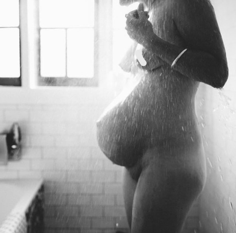 Det f&oslash;rste bad ⛲️

Husker du det?

Stilheden.. ser man bort fra vandets str&aring;ler, der rammer din hud og l&oslash;ber ud i afl&oslash;bet. 
Vandet, der risler med et lyser&oslash;dt sk&aelig;r, minder dig om alt det du lige har overkommet.