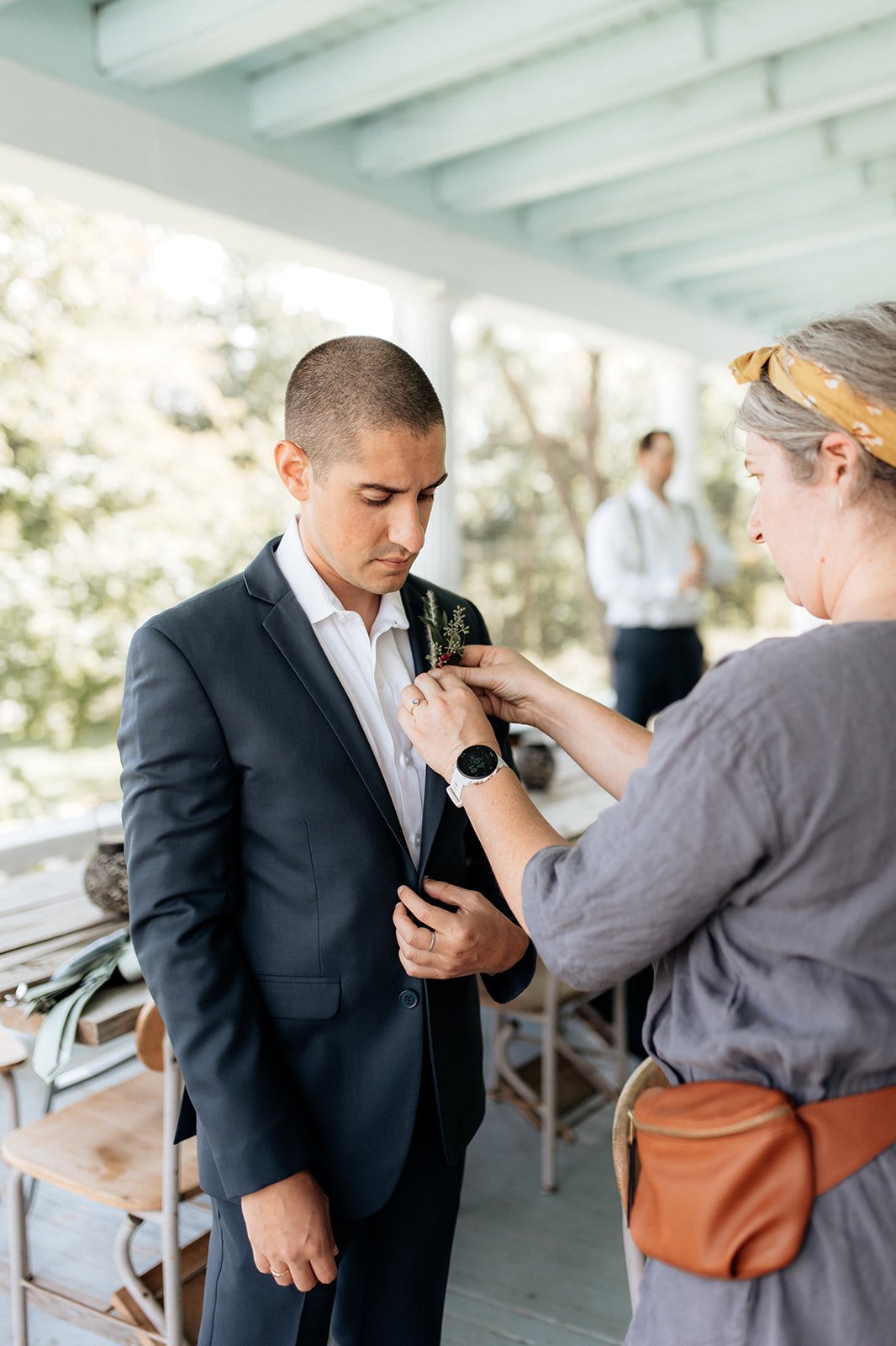 Romantic_Upstate_NY_Wedding_14_groomsman_boutonniere.jpg