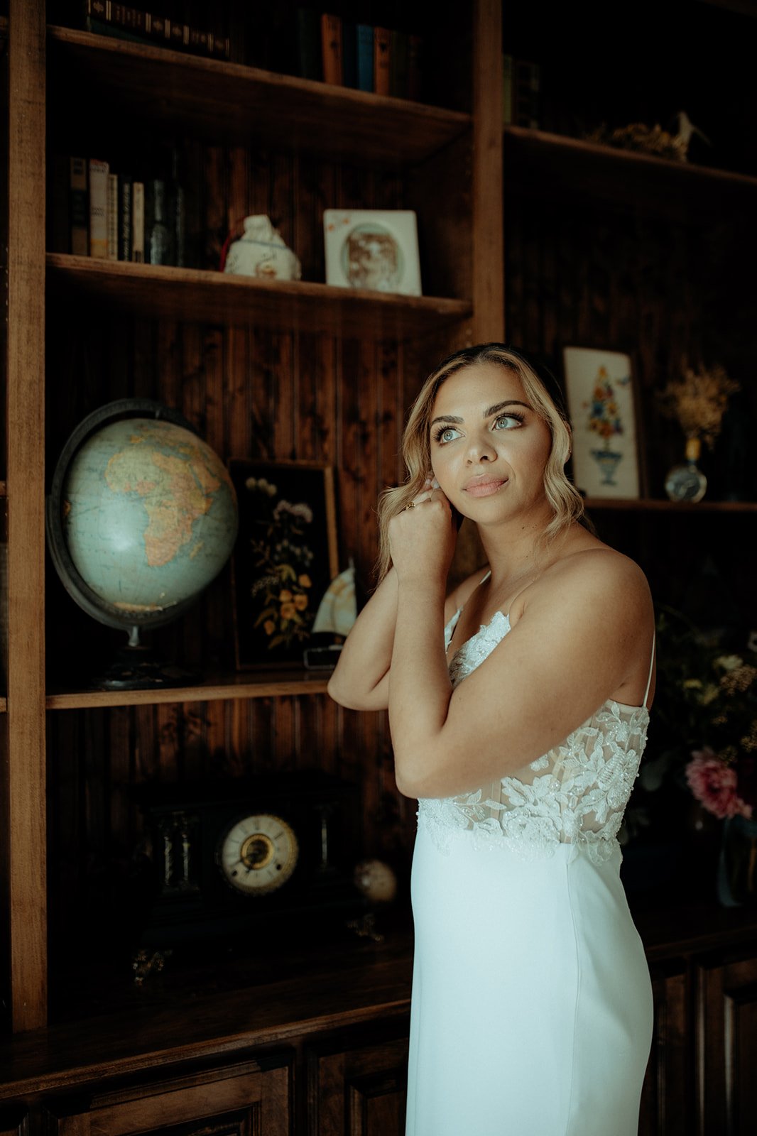 Romantic_Upstate_NY_Wedding_19_bride_earings.jpg