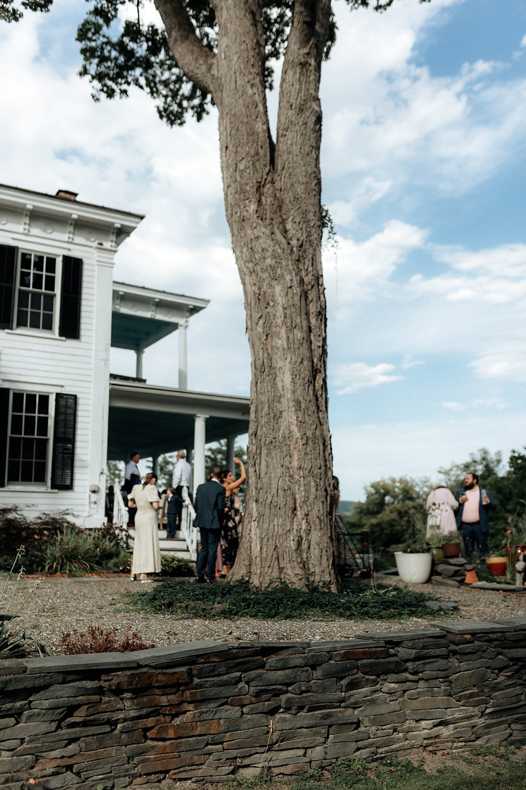 Romantic_Upstate_NY_Wedding_43_guests_arriving.jpg