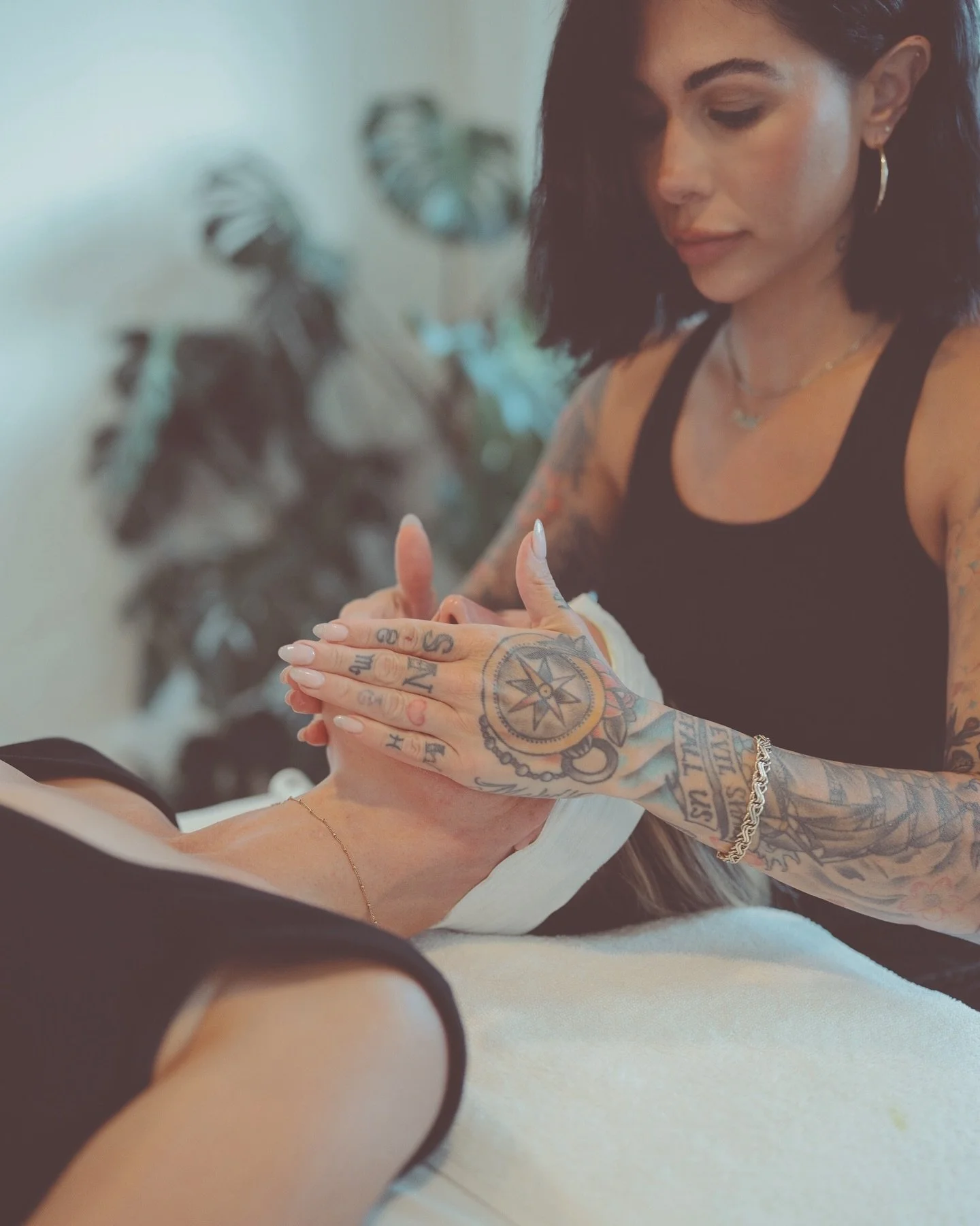 It&rsquo;s that season again! Less sun &amp; cooler temperatures are the perfect time to get Chemical treatments! ⁣
⁣
If you have:⁣
⁣
Sun Damage⁣
Acne⁣
Scars⁣
Fine Lines⁣
Uneven texture ⁣
Dullness ⁣
⁣
Chemical Peels can help correct all of them! Chec