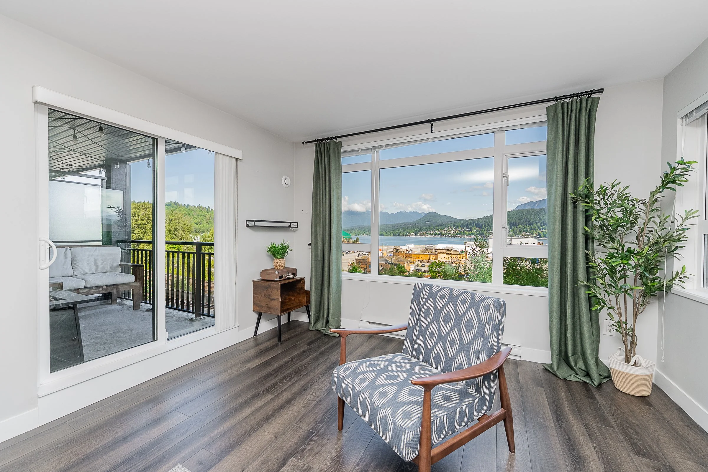414-2525-Clarke-Street-Port-Moody-The-Strand-Carolyn-Pogue-Best-Port-Moody-Realtor-9.jpg