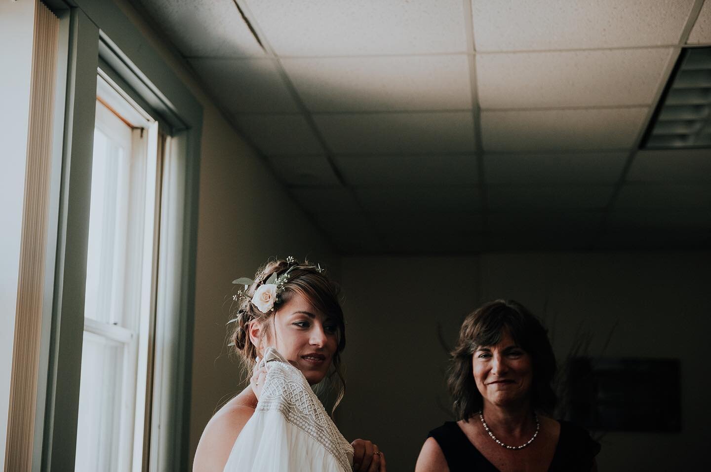 Moments before my couples get married has to be my favorite part ⁣
.⁣
.⁣
.⁣
.⁣
.⁣
#dirtybootsmessyhair #weddingphoto #fashionportatrait #weddingdetails #junebugweddings #dirtybootsandmessyhair #bride #elopementwedding #weddingday #weddingphotoshoot #