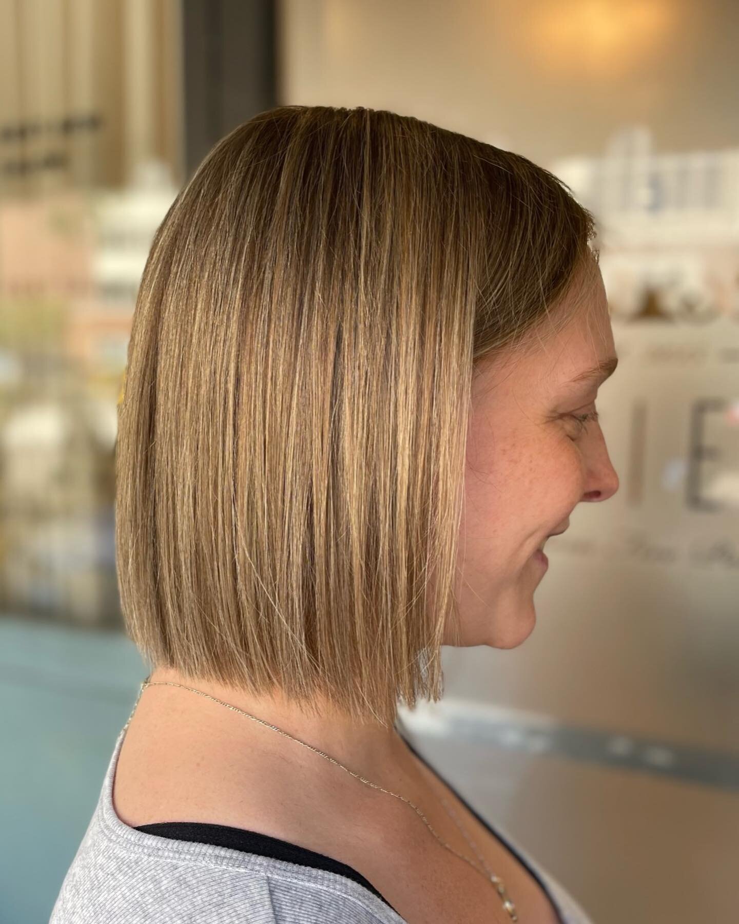 From brittle broken hair to an edgy bob 🖤 Scott&rsquo;s client started out with longer brittle hair and the length was keeping her hair from its full potential. He gave her this clean line bob and did a #redfieldsnaturalblonde color on her including