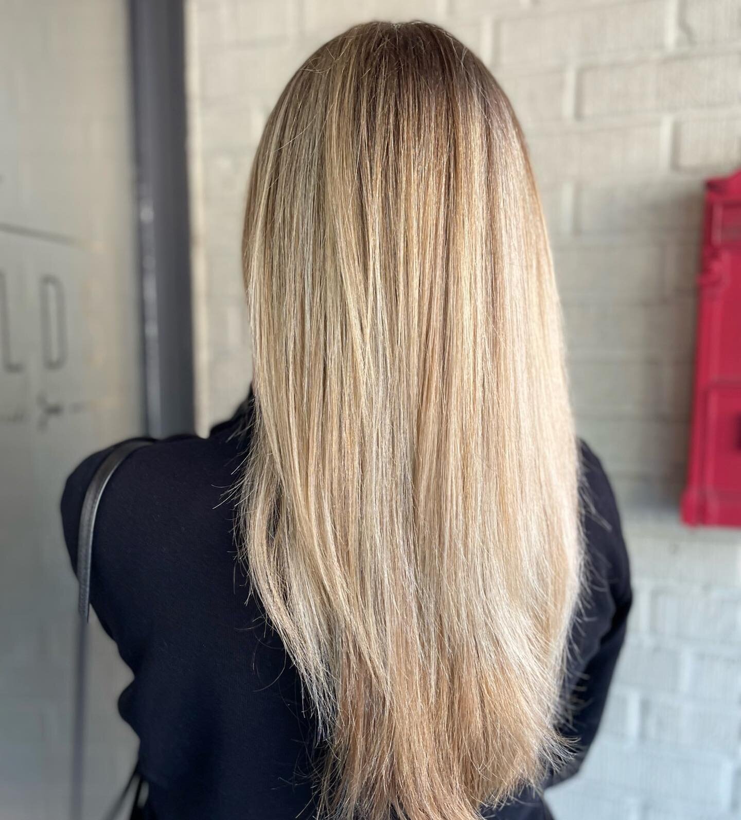 A buttery blonde for the start of the holiday season 🍁🦃🍂 @hairby_felicialynn added some lowlights and a root smudge to her clients hair after the summer sun left it lacking shine and dimension #redfieldsnaturalblonde