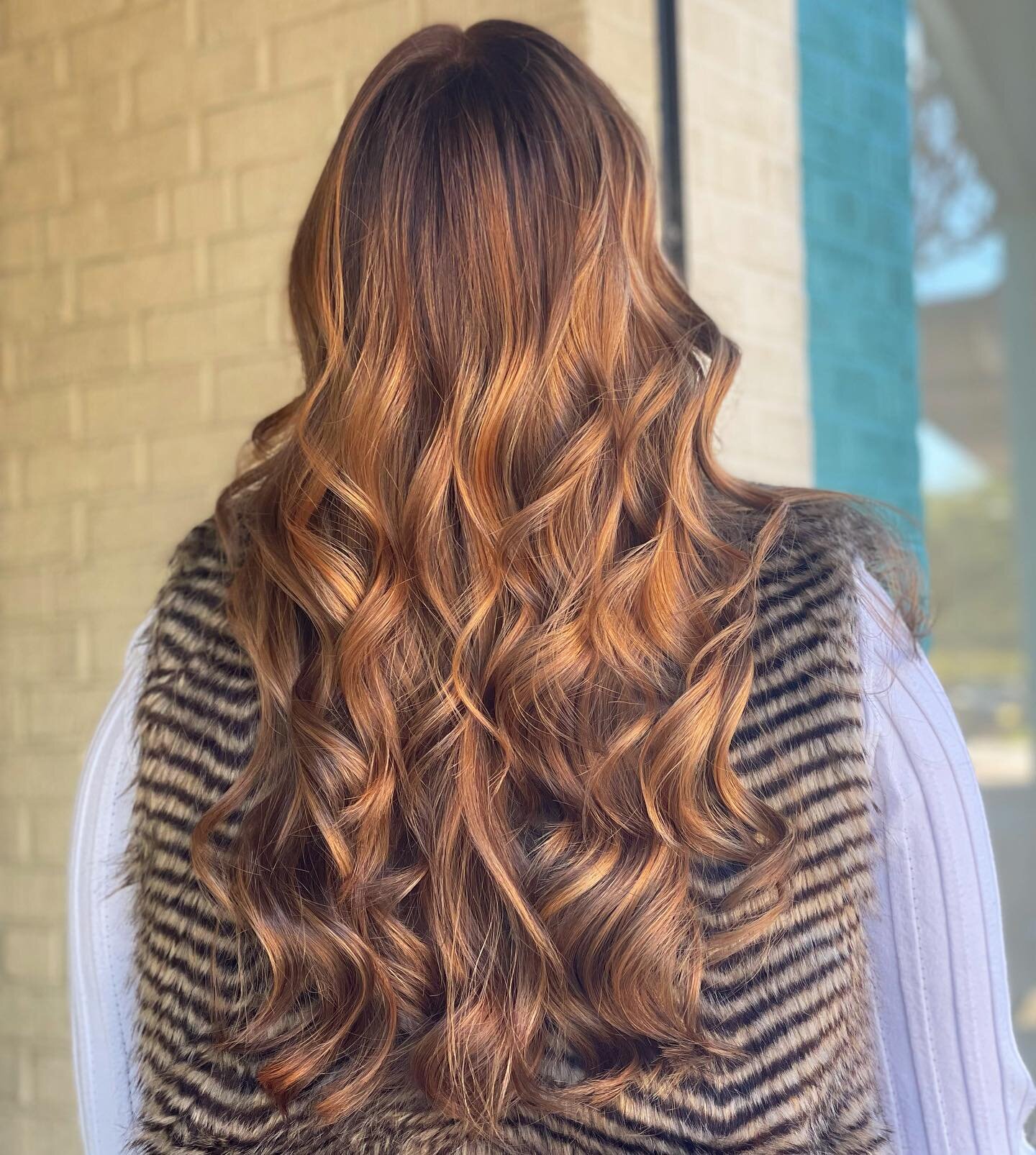 Redheads have more fun! 😍 @hairbyjk client has never colored her hair and decided to take the plunge and go red for her fist color change! Joanna did a balayage to give the lengths of her hair dimension followed by a root melt and a layering of glos