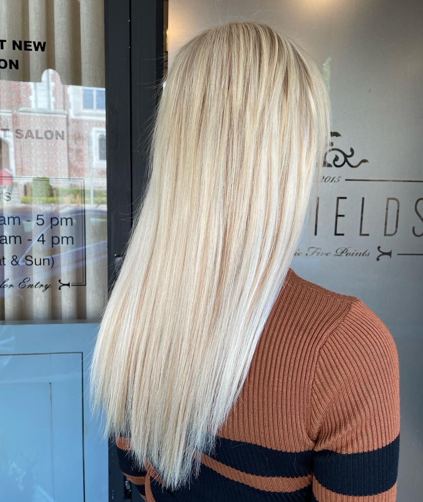 Scott Redfield worked his magic 🪄to achieve a beautiful dimensional blonde on his client over the past year and a half. He maintained her hairs&rsquo; integrity by using gentle lightener for her highlights as well as carefully placed #itipextensions
