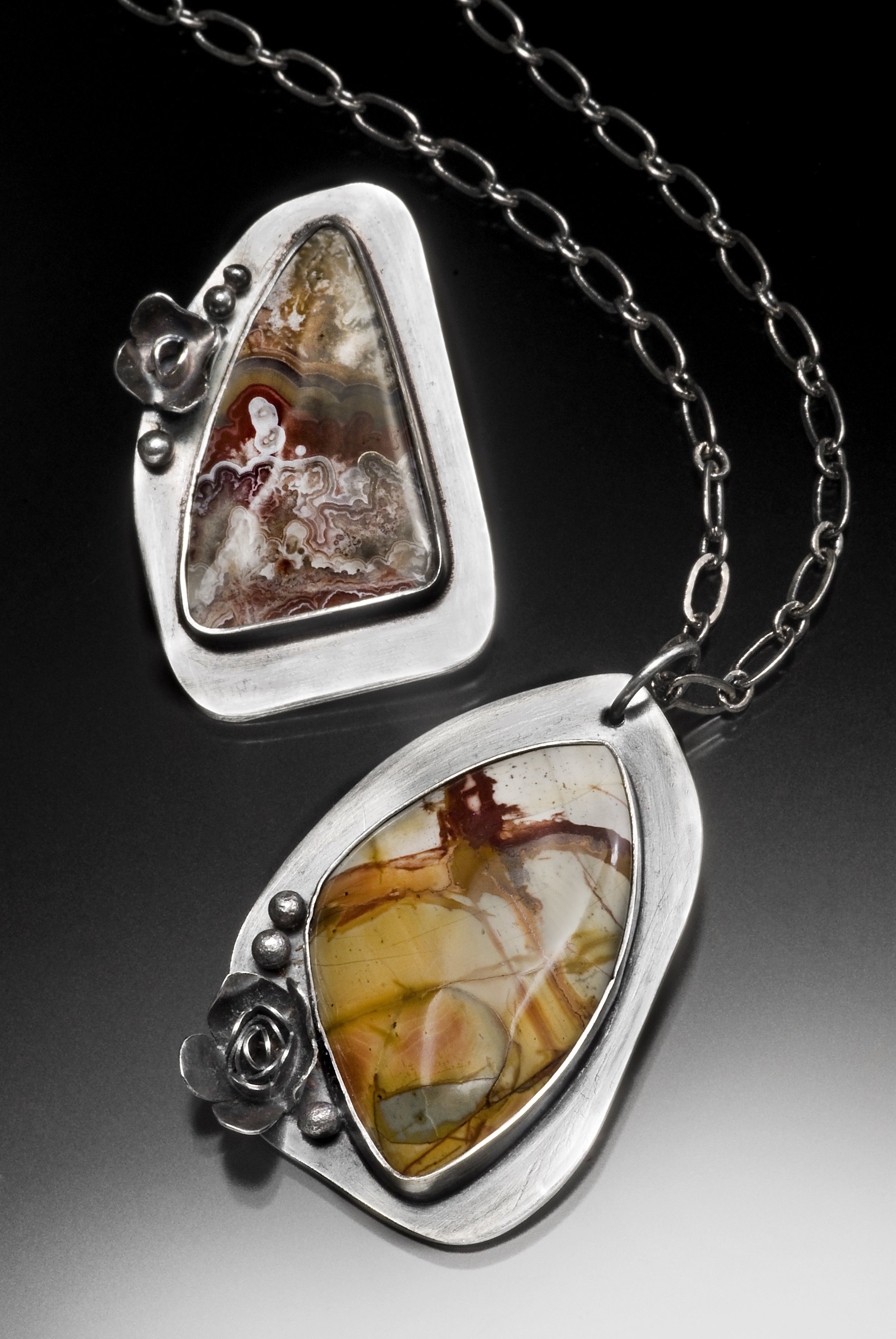 Pair of pendants with rose decoration