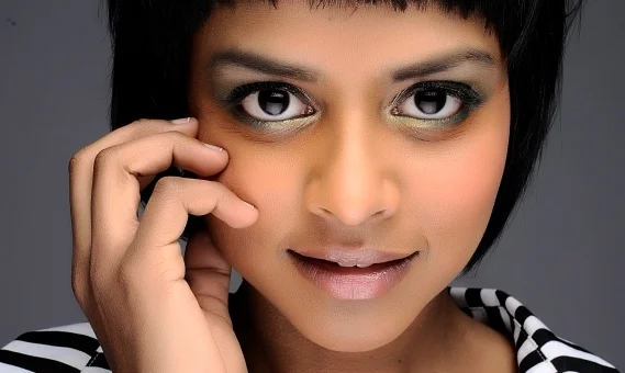 Yamaha Accompanist of the Year Winner articles: Yamaha YES Magazine: http://content.yudu.com/Library/A1nkk4/YES10/resources/28.htm The Collaborative Piano Blog: https://collaborativepiano.blogspot.com/2010/05/yshani-perinpanayagam-on-accompanying.html#.U42gOhz5yGg (Photo Credit: Gloss Studios)
