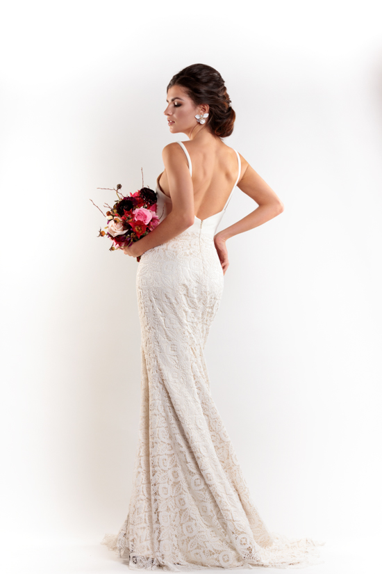 PhotoTinaSimaika_Model_MaryiaNikitsina_Florist_DeLaFlore_Makeup_Paragon_Dress_Laudaebride_Assistant_APfassina-2.jpg