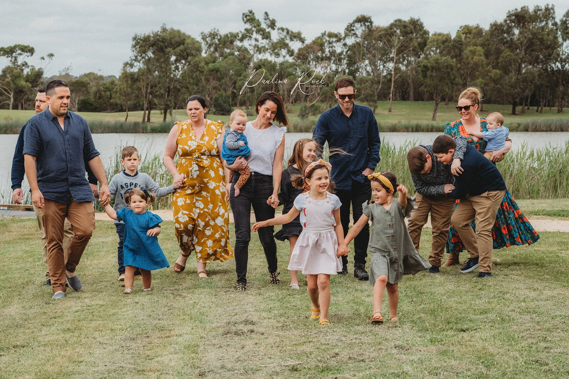 family_photography_melbourne_big_family_at_the_park.jpg