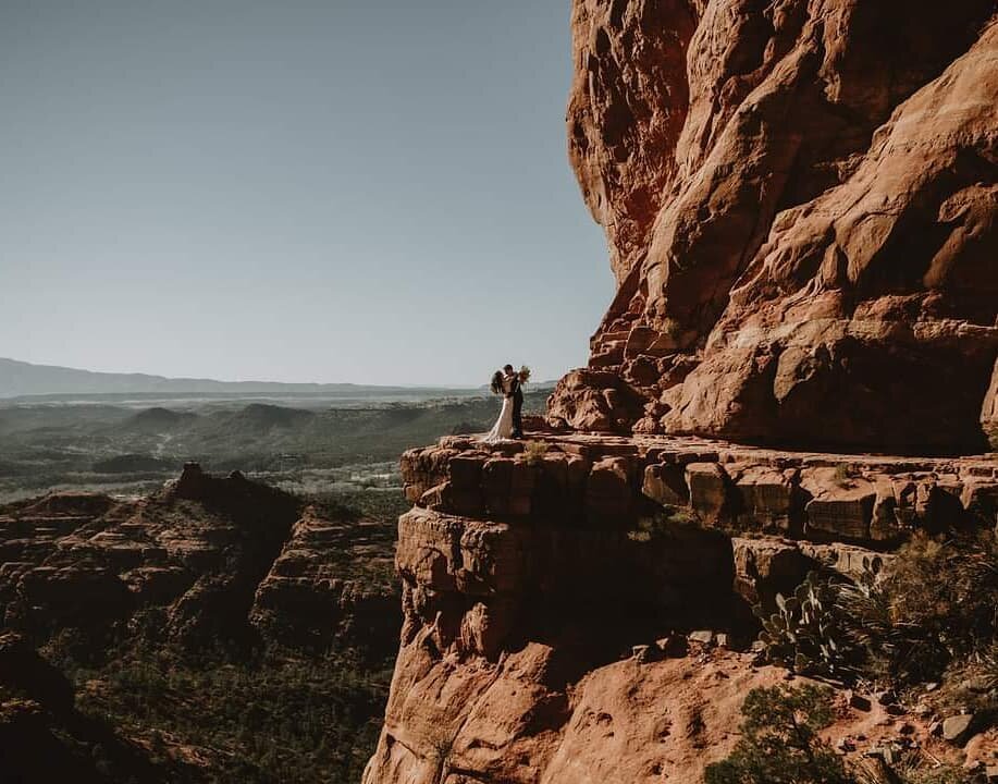 What a cool experience! @kayla_ewing22 and I got to participate in a styled shoot up at Cathedral Rock with some amazing photographers and I thought everyone here would like to see one of my favorite images I've seen so far! 

The hike was fairly int