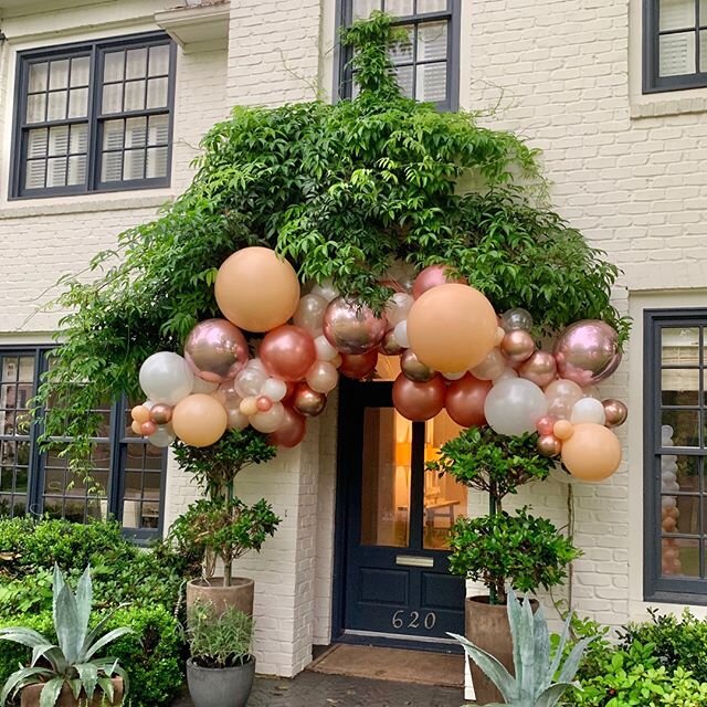We are out here keeping home celebrations stylish and poppin'... And possibly creating a little front porch envy.⁠
.⁠
.⁠
.⁠
Balloon garland: @festivities_tx⁠
.⁠
.⁠
.⁠
#drivebybirthday #quarantine #quarantineparty #happybirthday #birthday #celebration