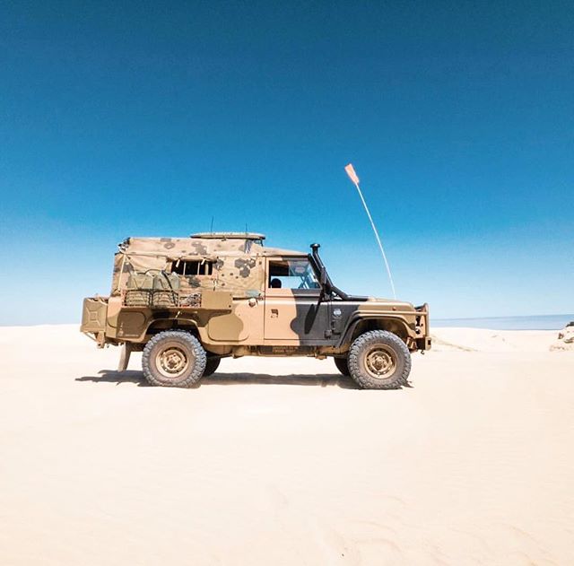 What a great photo by @rustydefender of his RFSV in South Aus👌🏼👌🏼 Ivan has had his Robco Canopy for 12 years &amp; still going strong! 🦎💪🏼 He&rsquo;s off to Uluru on the next adventure, where are you going to next on the map? 🗺☀️🌏