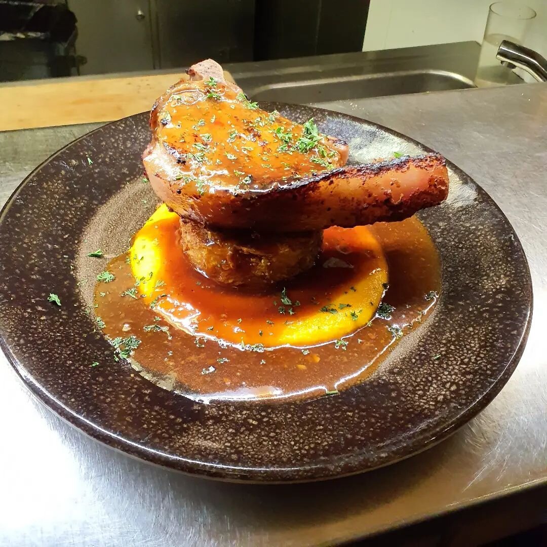 Come to Park Kitchen to try our Butchers Board for dinner! 300g Pork chop on a crispy homemade potato rosti and carrot puree.
