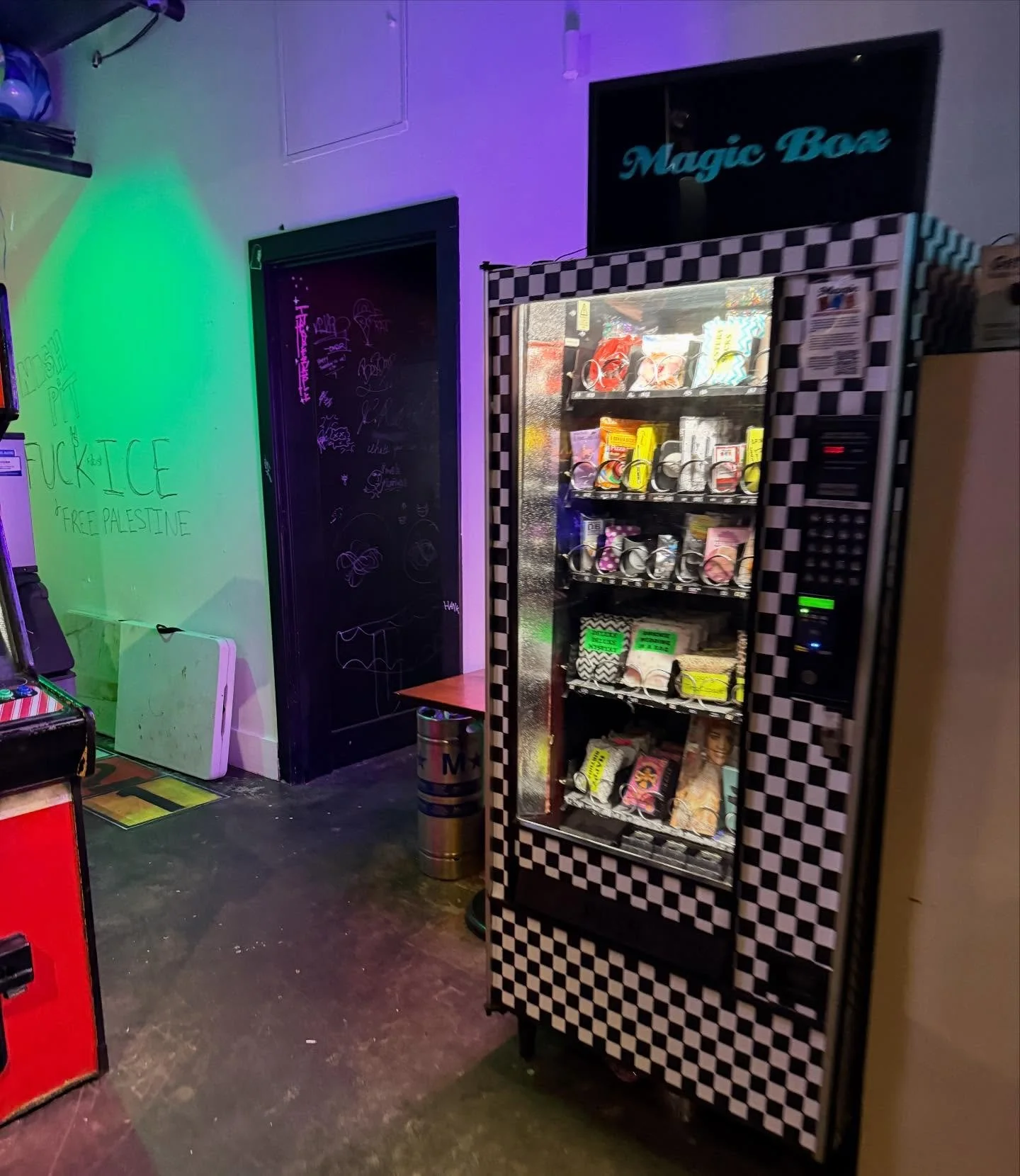 What are you doing this weekend? There&rsquo;s a lot happening at these Portland area Magic Box locations:

Friday
Karaoke with KJ Hashbrowns 7 PM at @chinesecowboypdx

Karaoke 7 PM at @chopstickshowcanbe

NIIA with Sarah Clarke &amp; Peter Knudsen 8