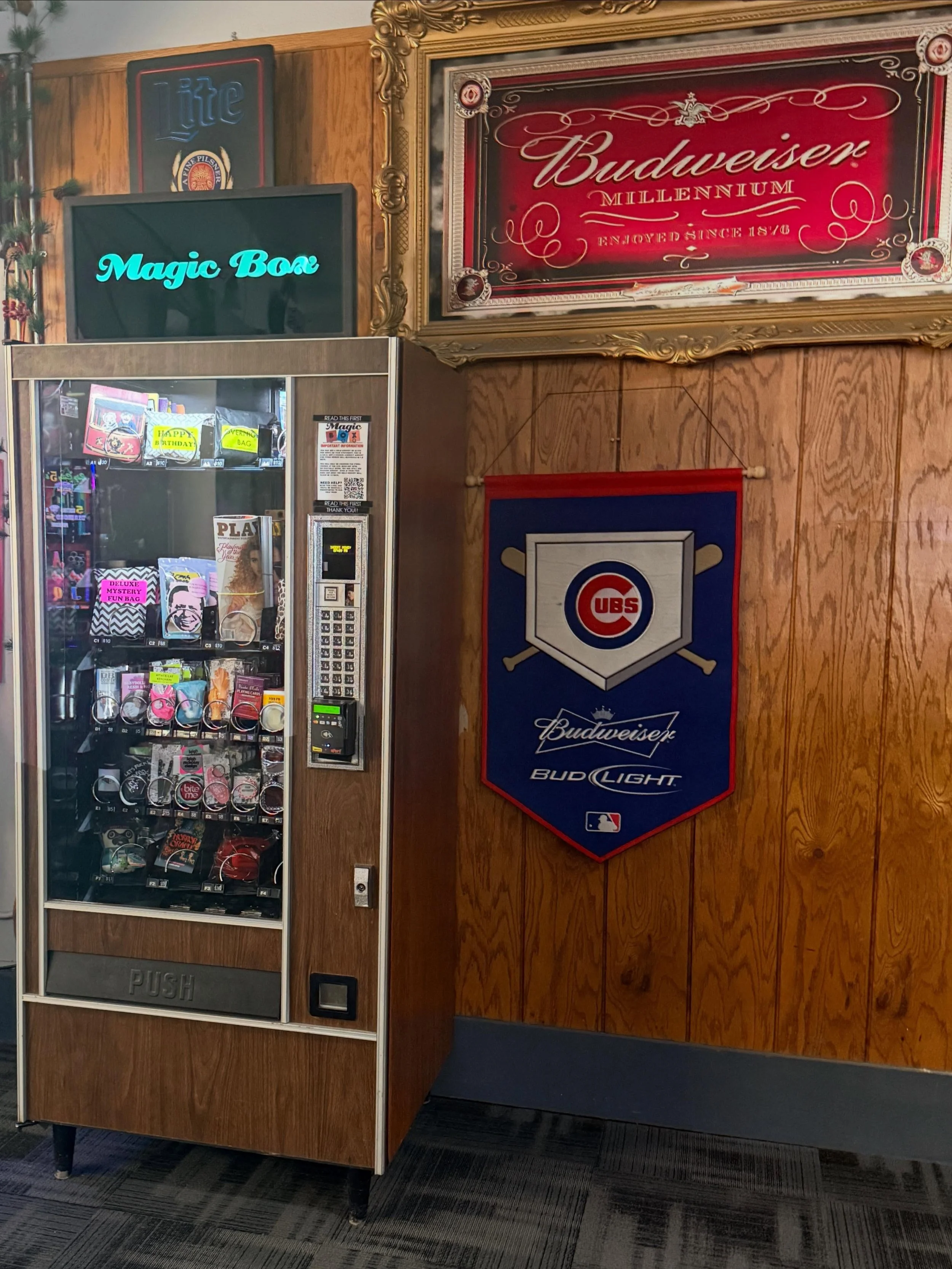 🚨New Location!🚨You can find this wood paneled beauty in NE 42nd at @wilshiretavern now! This vintage machine, from the mid-90s, was updated by Cari to have a credit card reader and fits the vibe perfectly. Go check it out!

#magicboxvending #portla