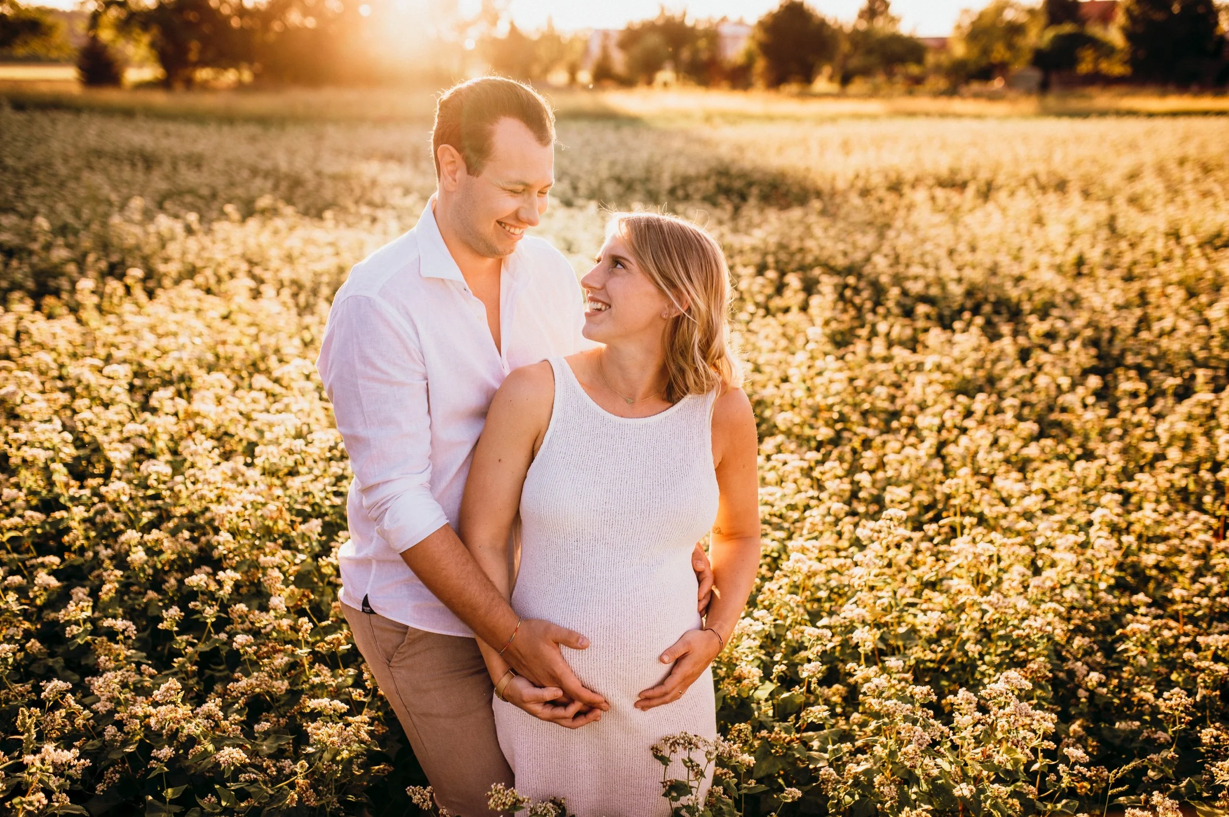 Emily x Pascal - Babybauch-Shooting in der Natur