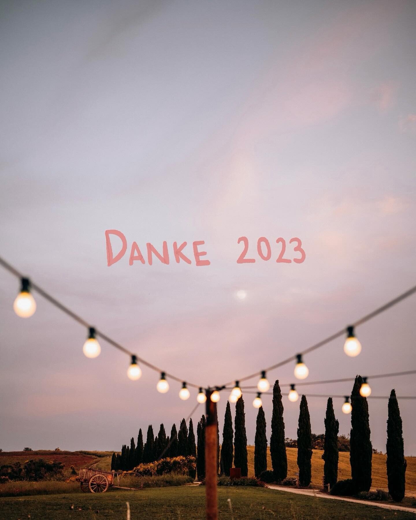 DANKE! ❤️&zwj;🔥 Danke an unsere wunderbaren 2023-Brautpaare f&uuml;r die Emotionen, den Spa&szlig;, die Tr&auml;nen, die gro&szlig;en Worte, die lauten Partys, die leisen Momente. Danke f&uuml;r euer Vertrauen, danke f&uuml;r die wundersch&ouml;nen 