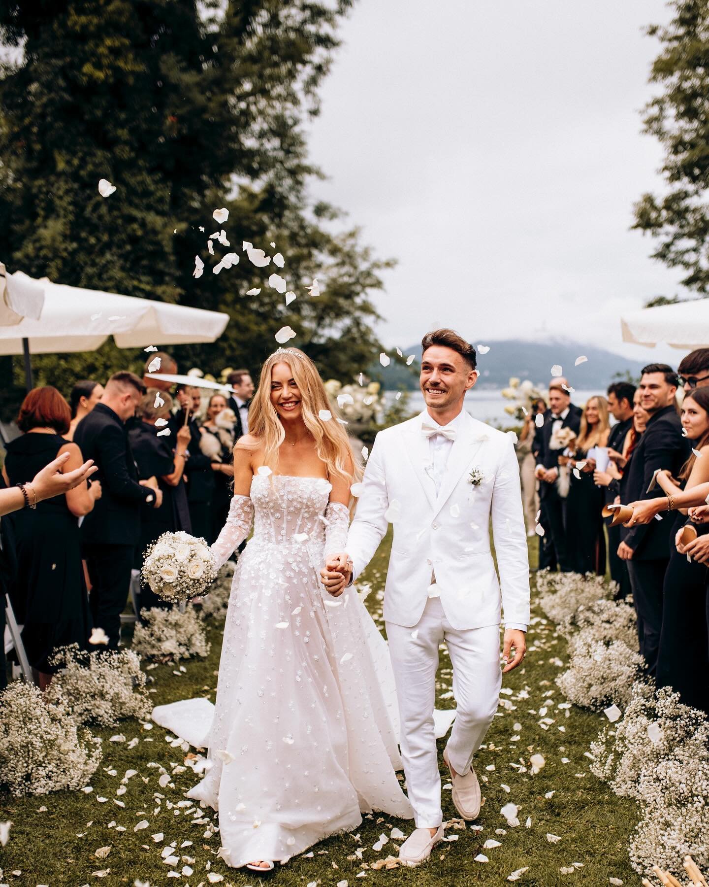 What a wedding! What a couple, what a location, what a dress, what a party! ❤️&zwj;🔥

Klitzekleine Preview von der unglaublichen Hochzeit von @blanca_friedrich und @schoerks - es war sooo sch&ouml;n! Danke f&uuml;r alles! 🥹 

Location: @schlossmari