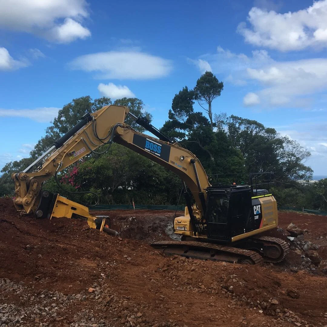 Working my way through some #buderim rock with this 30 tonne Cat from @bosshire 👷🏻&zwj;♂️ #SunshineCoastExcavations
