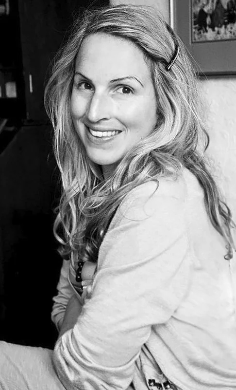 Fiona McKenzie Johnston headshot.jpg