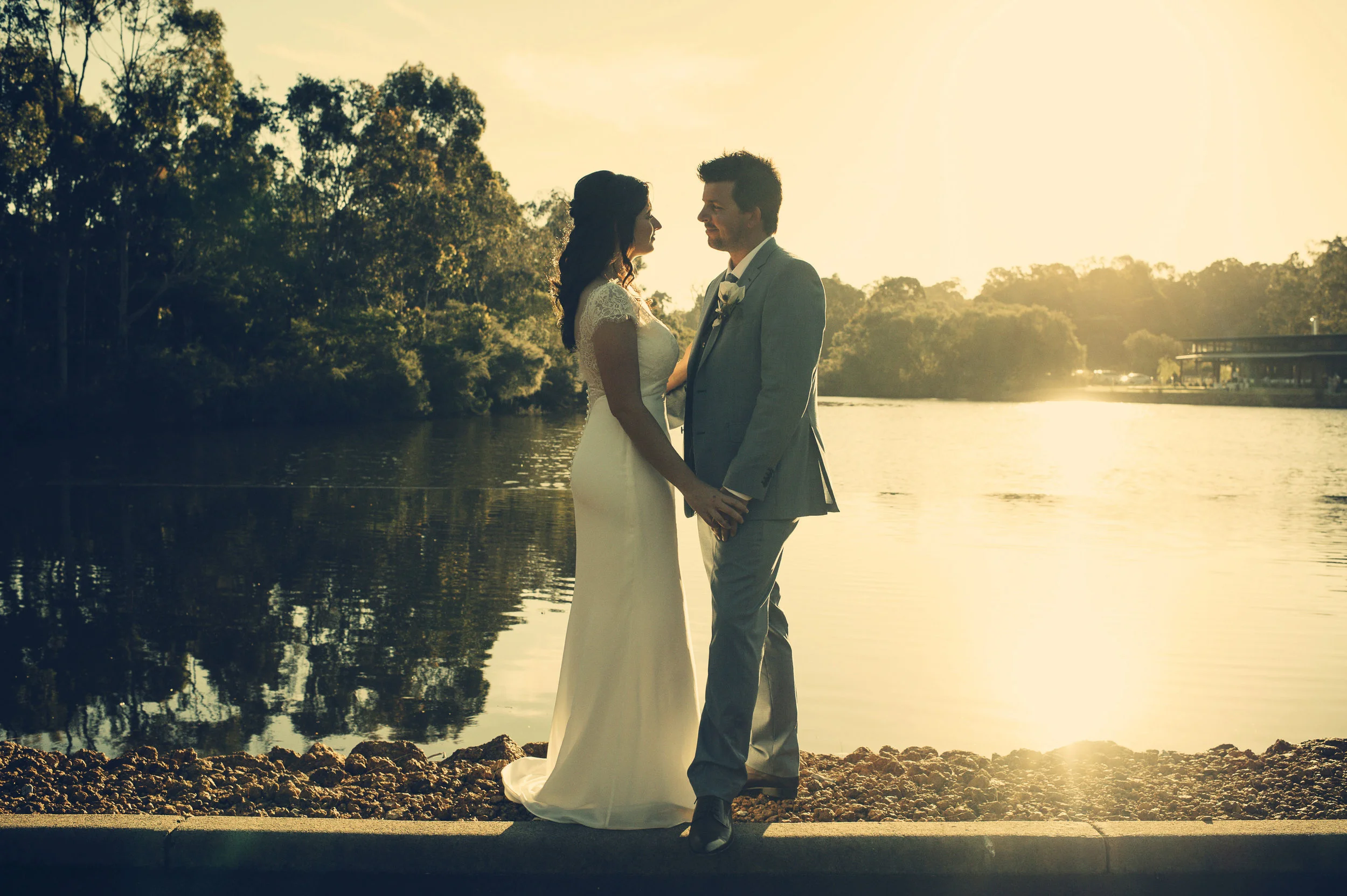 EIGHT WILLOWS RETREAT - METRICUP, DREAMY SUNSETS OVER THE LAKE