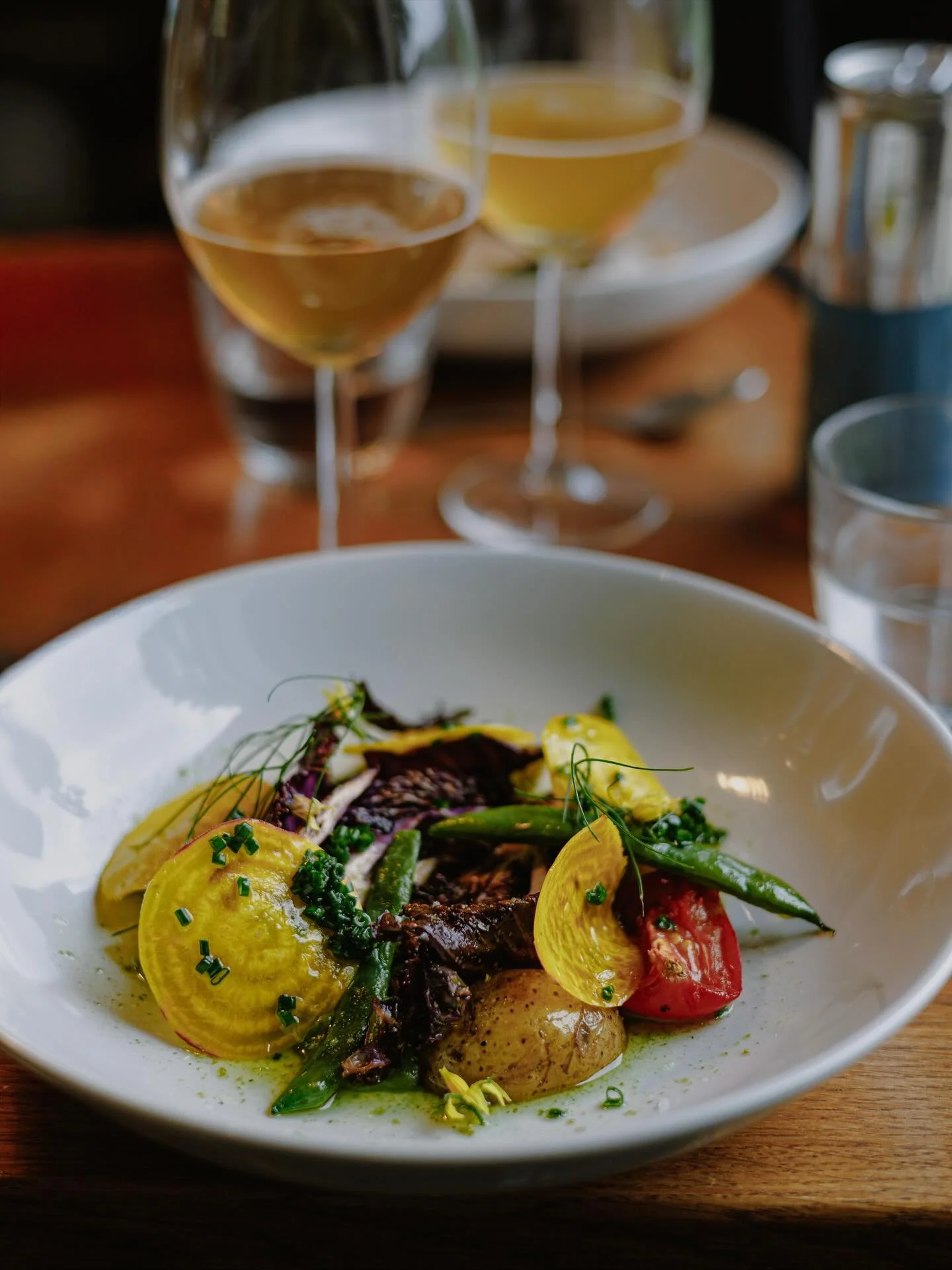 De två sista helgerna i oktober serverar vi en meny tillagad på några av de bästa råvarorna vi har just nu. Från köksträdgården och hängmörningen. Tema i oktober är lamm & äpp