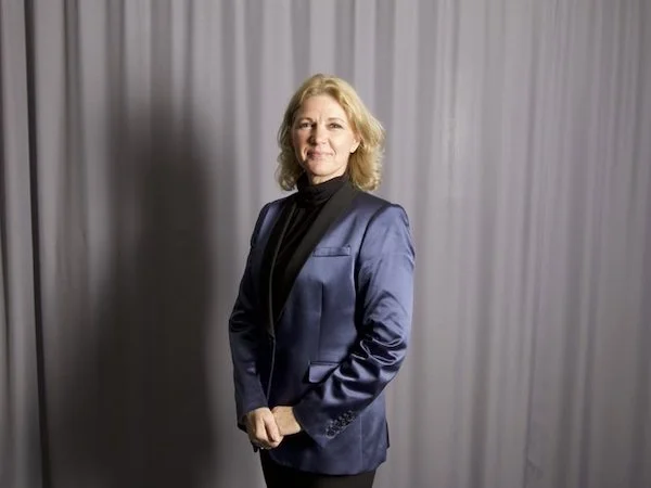 Maria von Hertzen , grundare och ordförande i styrelsen för Showdansskolan FLEX. Maria är utbildad dansös och koreograf vid London School of Contempory Dance 1981. Hon är också full medlem i Sveriges Dansorganisation SDO med både nationell och internationell domarkompetens i modern dans, jazzdans, showdans och disco. Maria är uppväxt i Helsingfors, där hon hade en 15 år lång karriär som professionell dansös och koreograf med uppdrag i hela Europa och Japan. 1986 blev Maria konstnärlig ledare för dansteater ROLLO i Helsingfors. 1992 startade hon dansskolan MIM i Polen som fortfarande är aktiv. 2001 grundade Maria Showdansskolan FLEX i Vallentuna som idag har ca 600 danselever.
