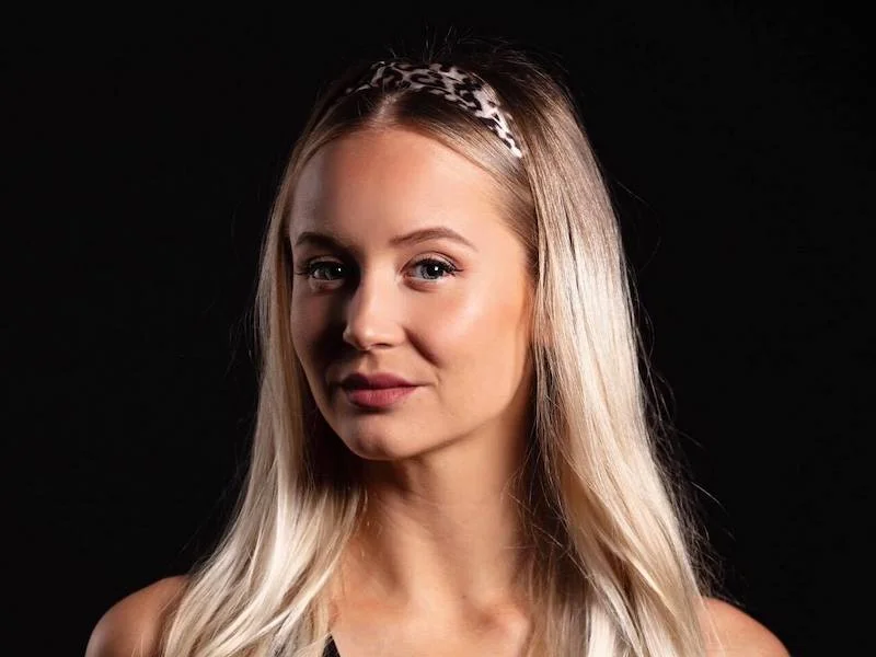 Jonna Ohlsson är proffsdansare och har examen från den 3-åriga Yrkesdansarutbildningen på Balettakademien i Stockholm. Jonna lär ut showjazz och commercial jazz på alla nivåer.