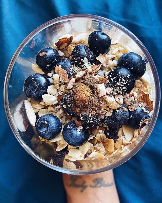 good morning ✨ homemade parfait is a good go to for a filling snack packed with antioxidants, vitamins, fiber + protein. here&rsquo;s what&rsquo;s in this:
vanilla yogurt, blueberries, rolled oats, pumpkin seeds, sunflower seeds, dried cranberries, c