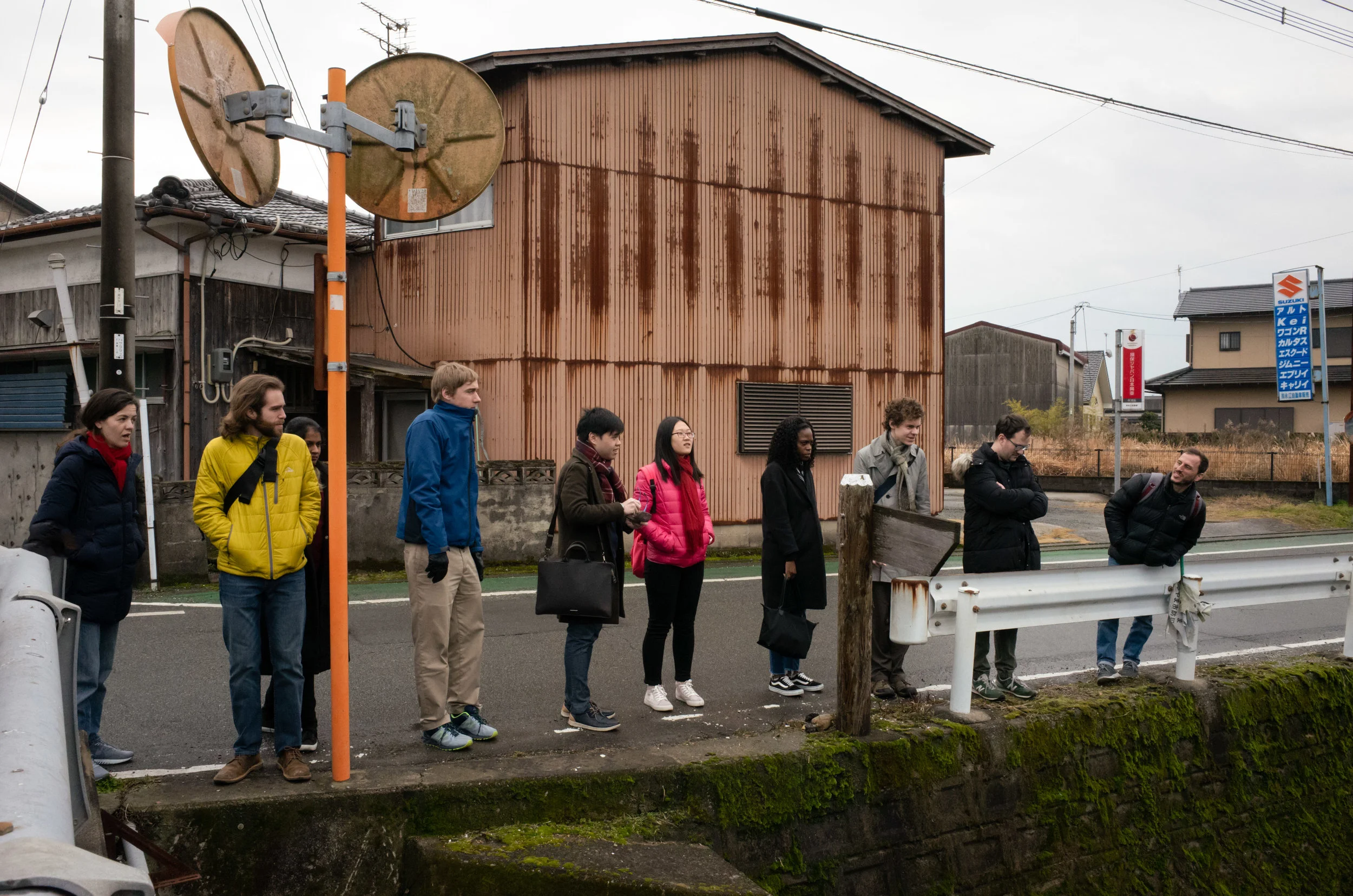 Professor Lazarus briefing students at Ōe before the annual Kōwakamai 幸若舞 performance