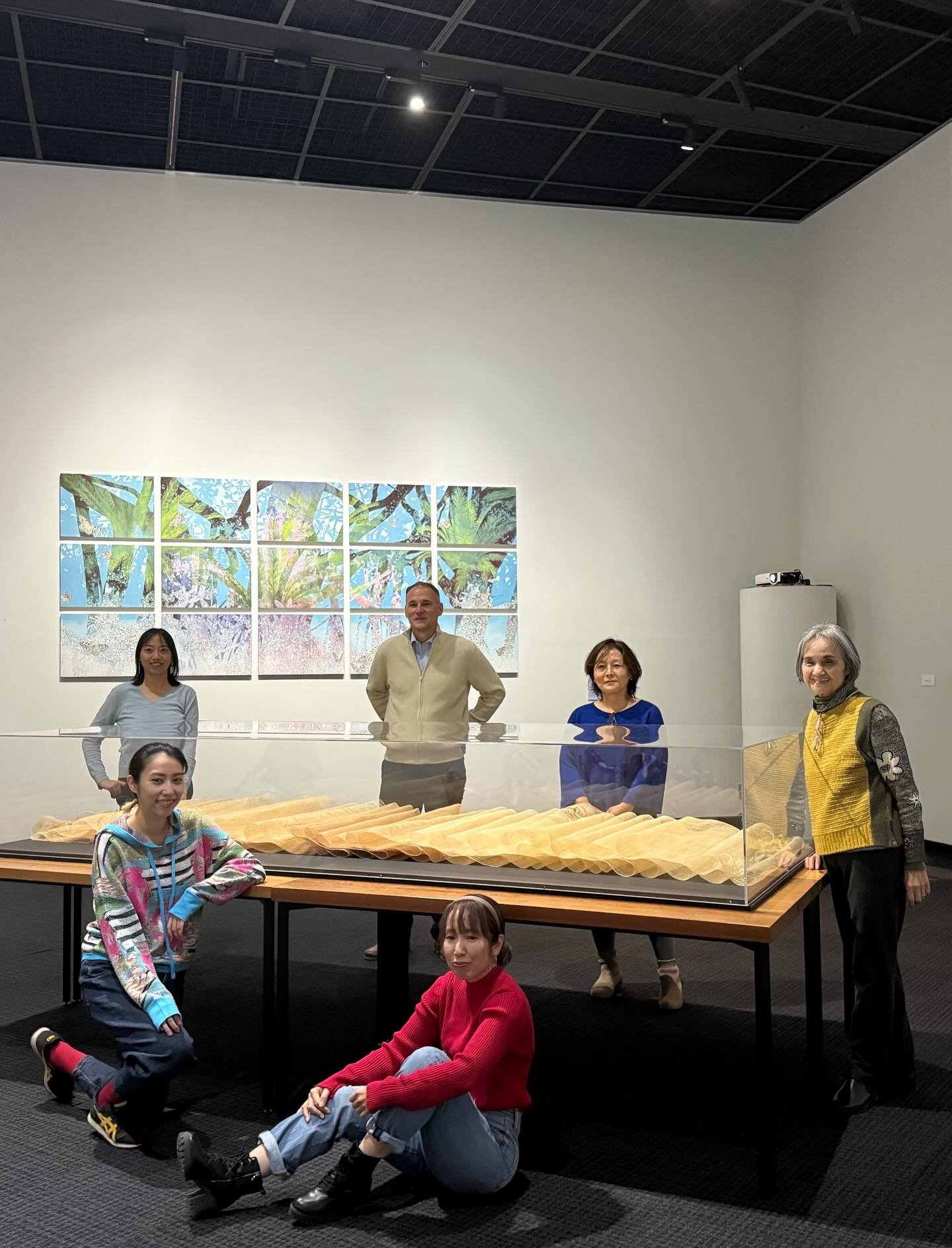 展覧会ナウ! Interwoven Coasts: Art as Dialogue in the East Asian Mediterranean （交差する海、響きあう文化一東アジア地中海の芸術的対話） is open&mdash;drop by between 9 to 24 December 2025 to check it out. Swipe to see behind-the-scene photographs of our artists, Uehara Michiko, Nema