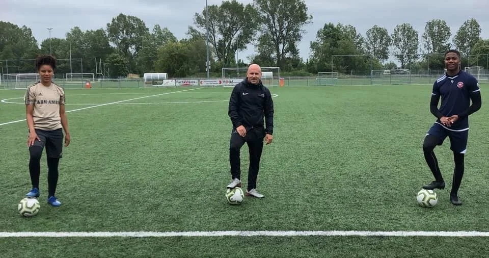 Training met talentvolle aanvallers Miguel ( ARC ) en Isabelle ( Ajax )